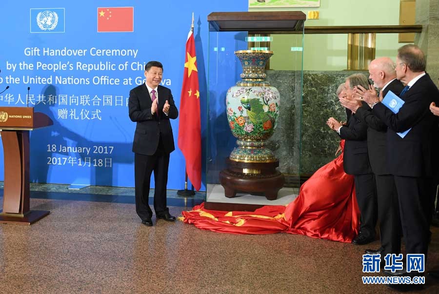 1月18日，国家主席习近平在瑞士日内瓦万国宫出席“共商共筑人类命运共同体”高级别会议，并发表题为《共同构建人类命运共同体》的主旨演讲。这是会议结束后，习近平出席中国向联合国日内瓦总部赠礼仪式。新华社记者 张铎 摄