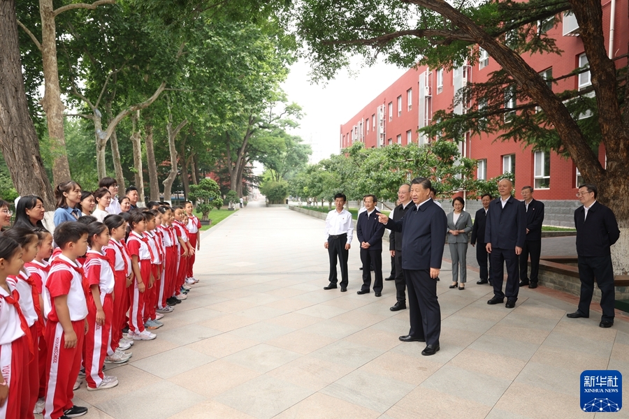  5月31日上午，中共中央总书记、国家主席、中央军委主席习近平来到北京育英学校看望慰问师生，向全国广大少年儿童祝贺“六一”国际儿童节快乐。这是习近平在学校小广场同师生们亲切交流。新华社记者 鞠鹏 摄